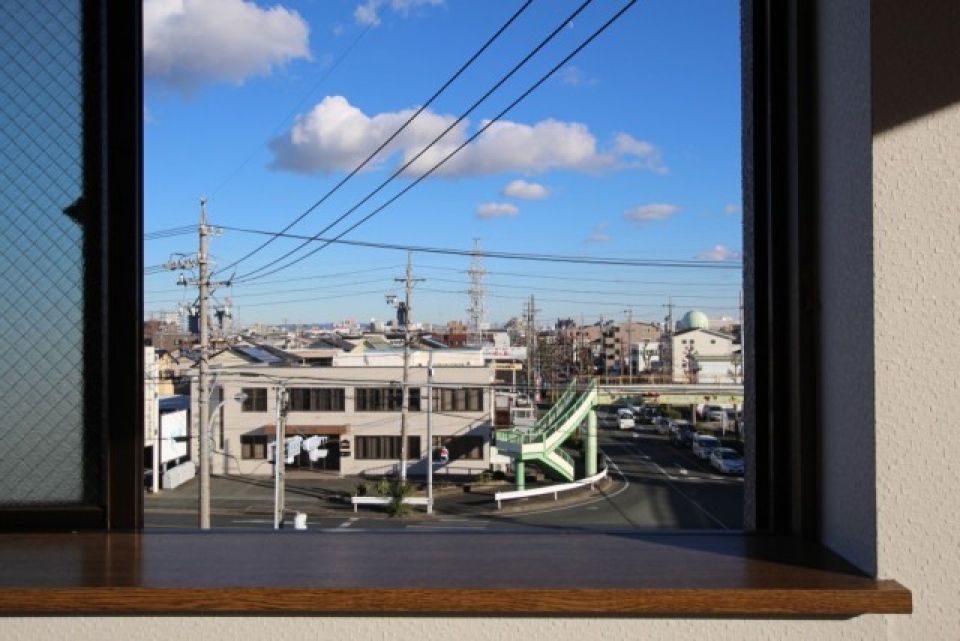 かすかに見える「コストコ」までは徒歩15分の距離。