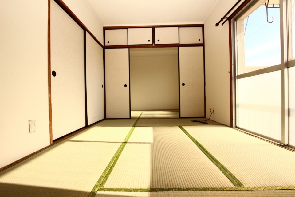 畳のお部屋が2間続く。襖に情緒を感じる。