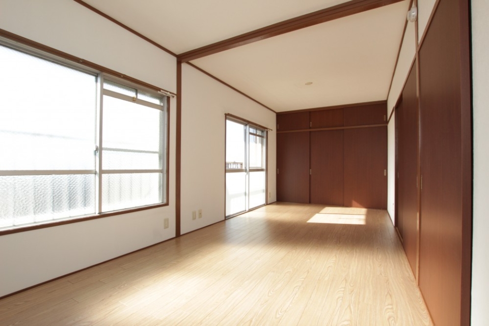10.5帖ある洋室は南面に横長なので明るい。