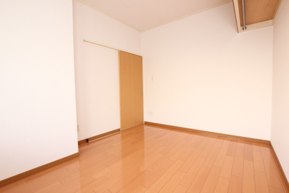 6帖部屋ですが、白い壁紙が部屋を広く見せてくれます