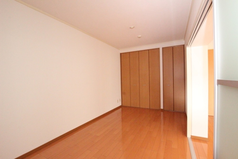 7帖洋室。こちらのお部屋には窓がありません。
