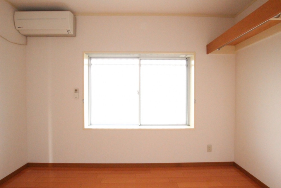マンション廊下に面した窓。こちらも大きくて採光バッチリ