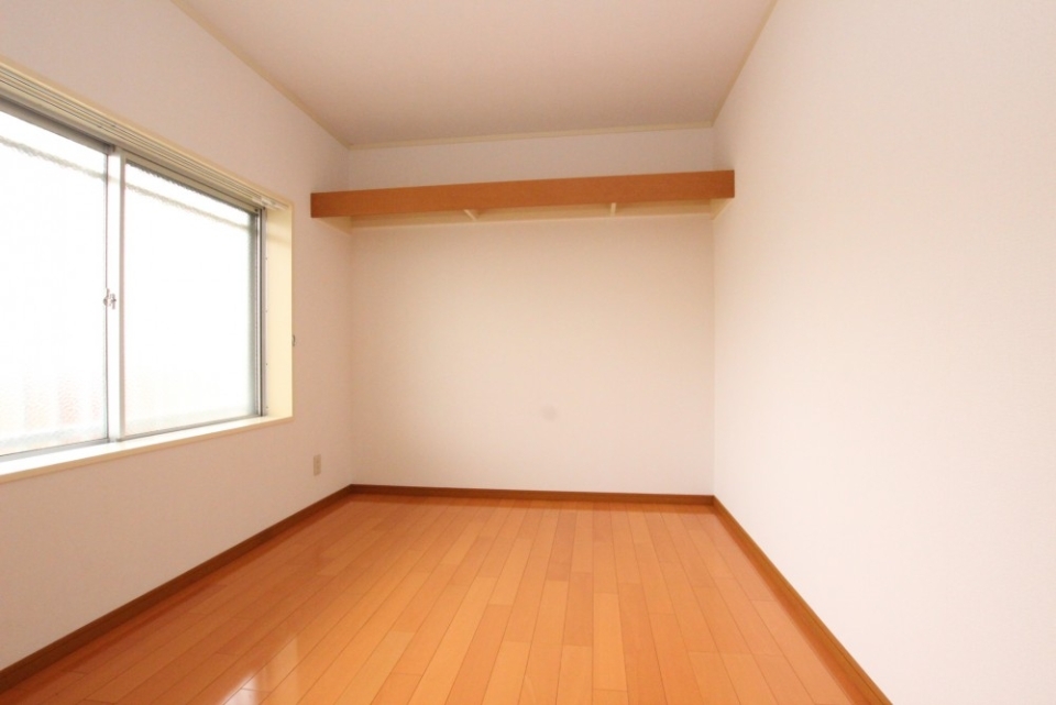 こちらは玄関入ってすぐ左手のお部屋。