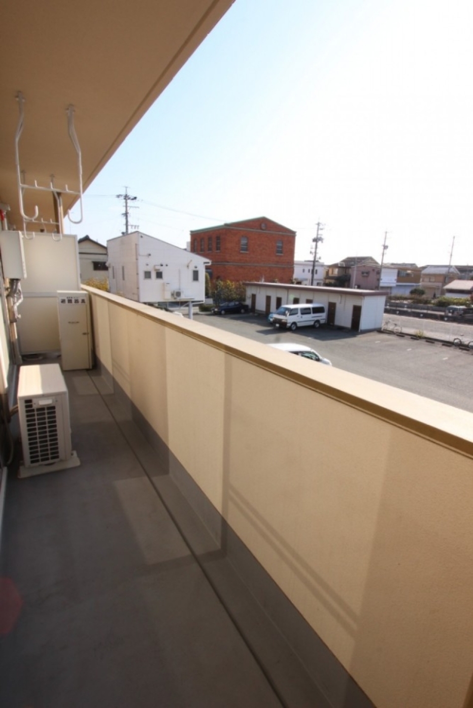 ベランダからの景色。駐車場に面しているので日当り抜群