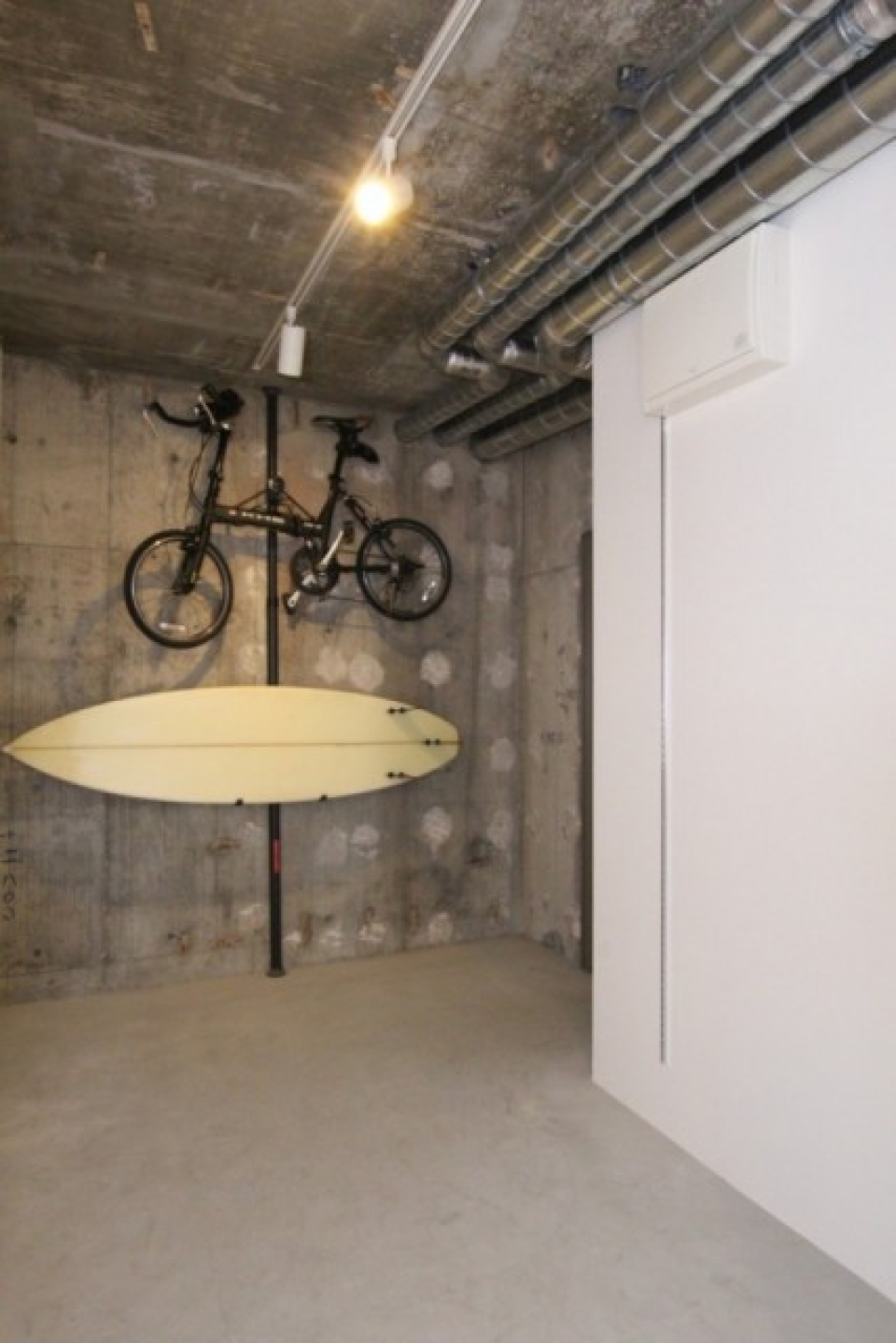 玄関土間部分。サーフボードや自転車を魅せ収納できる程のスペース(ラックは参考品)