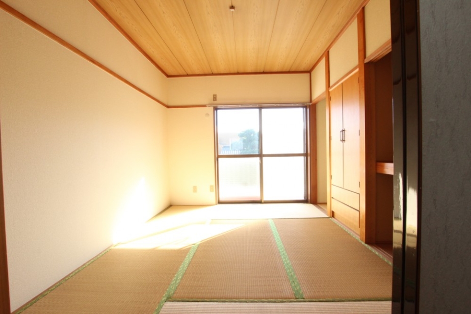 お部屋は南向きで採光十分。