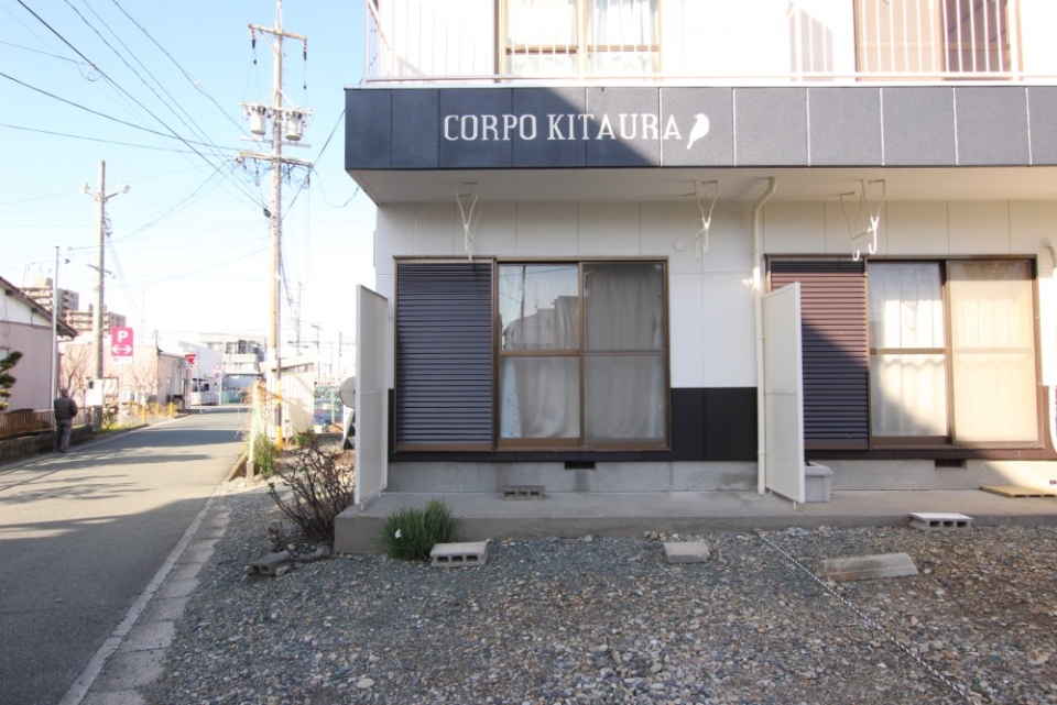 外壁のサインにかわいい小鳥マークがついている。