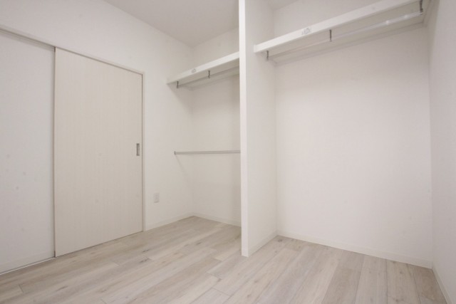 ウォークインクローゼット(WIC)内部。元々部屋だった場所なので住めるほどの広さ