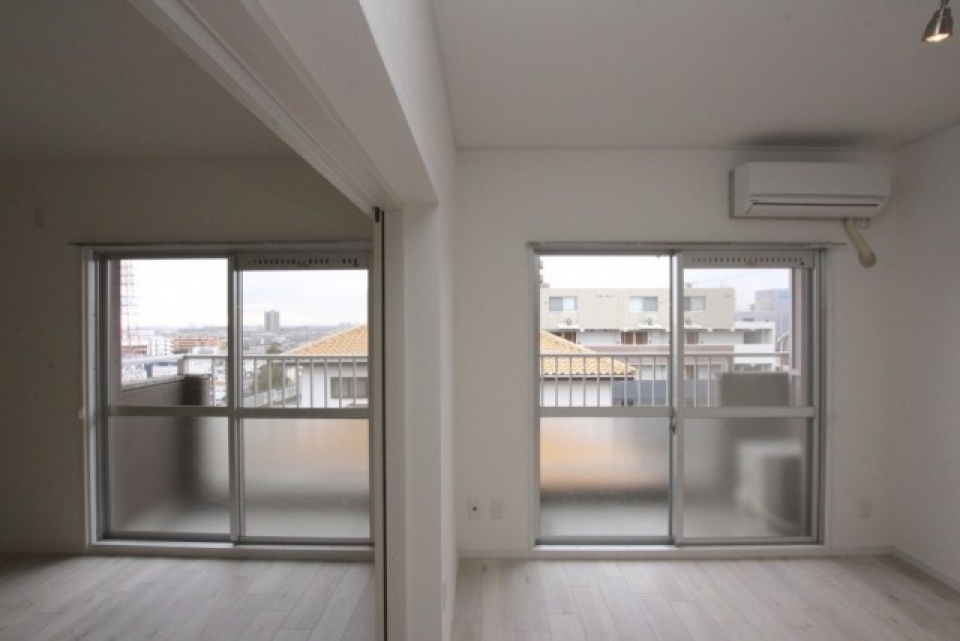 2つの部屋を跨いでいるので、バルコニーは横長です。
