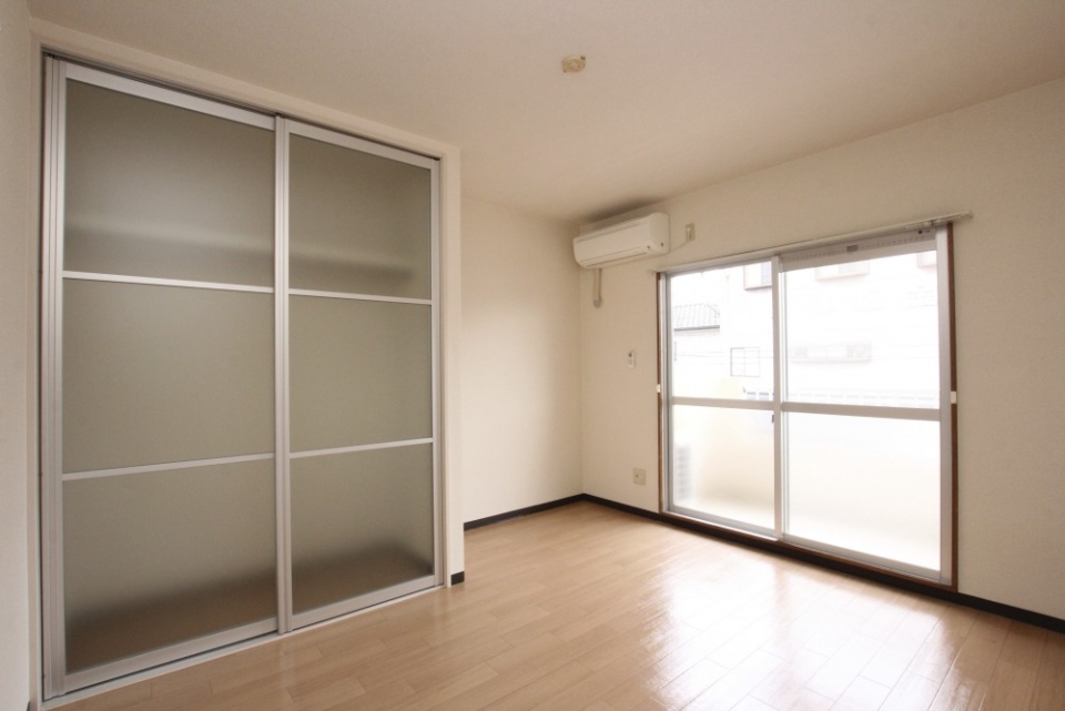 お部屋部分は8帖。エアコン付きです