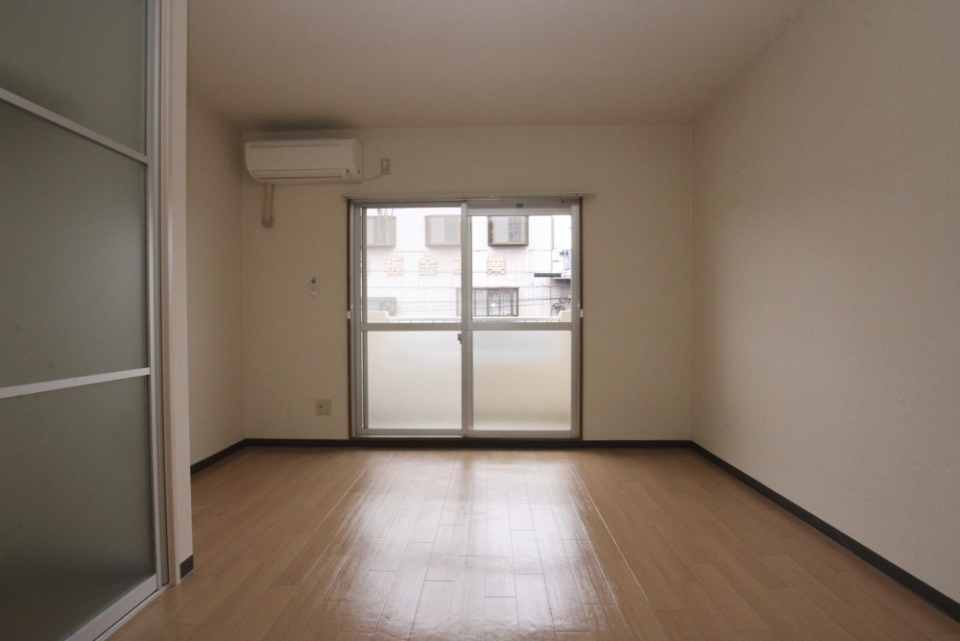 南向きのバルコニーで部屋の中にはたっぷり光が入ります