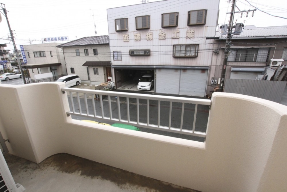 バルコニーは少しアーチ状になっています