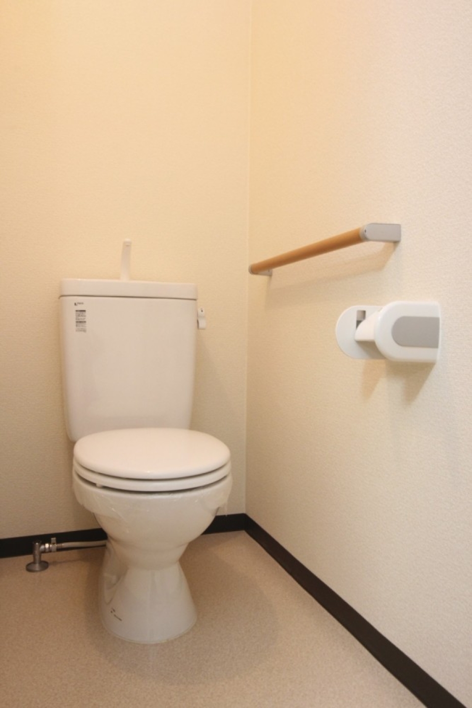 トイレの様子。こちらにも手すり完備です