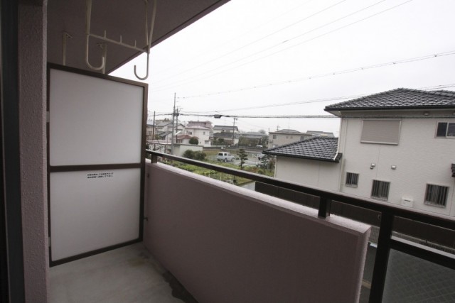 バルコニー。一人暮らしには十分な広さ