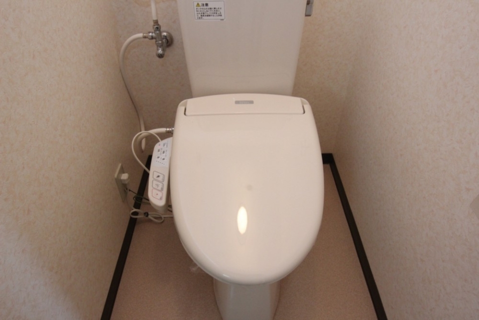 トイレはシャワートイレ。