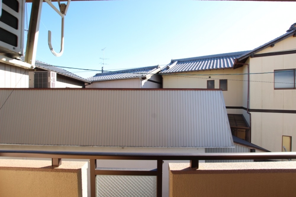 ベランダからはとなりの屋根が見える。