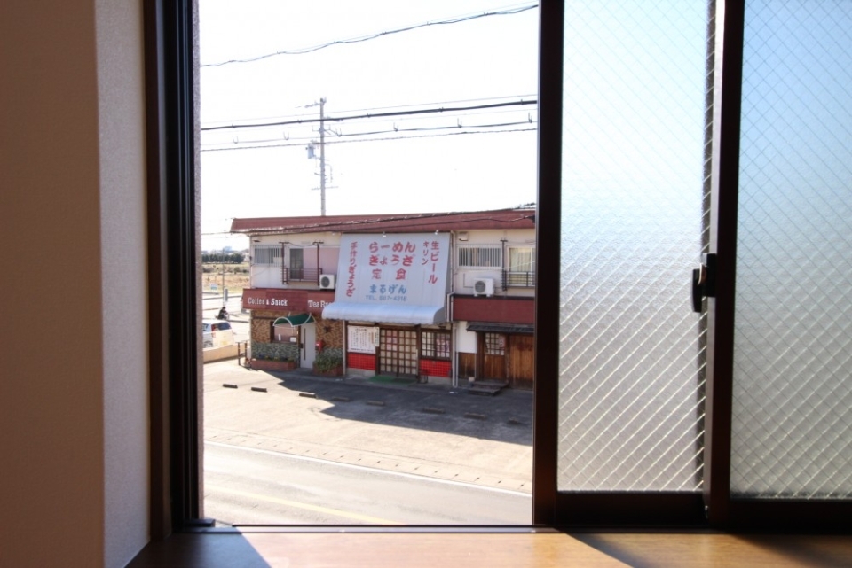 腰窓からは二俣街道が見える。