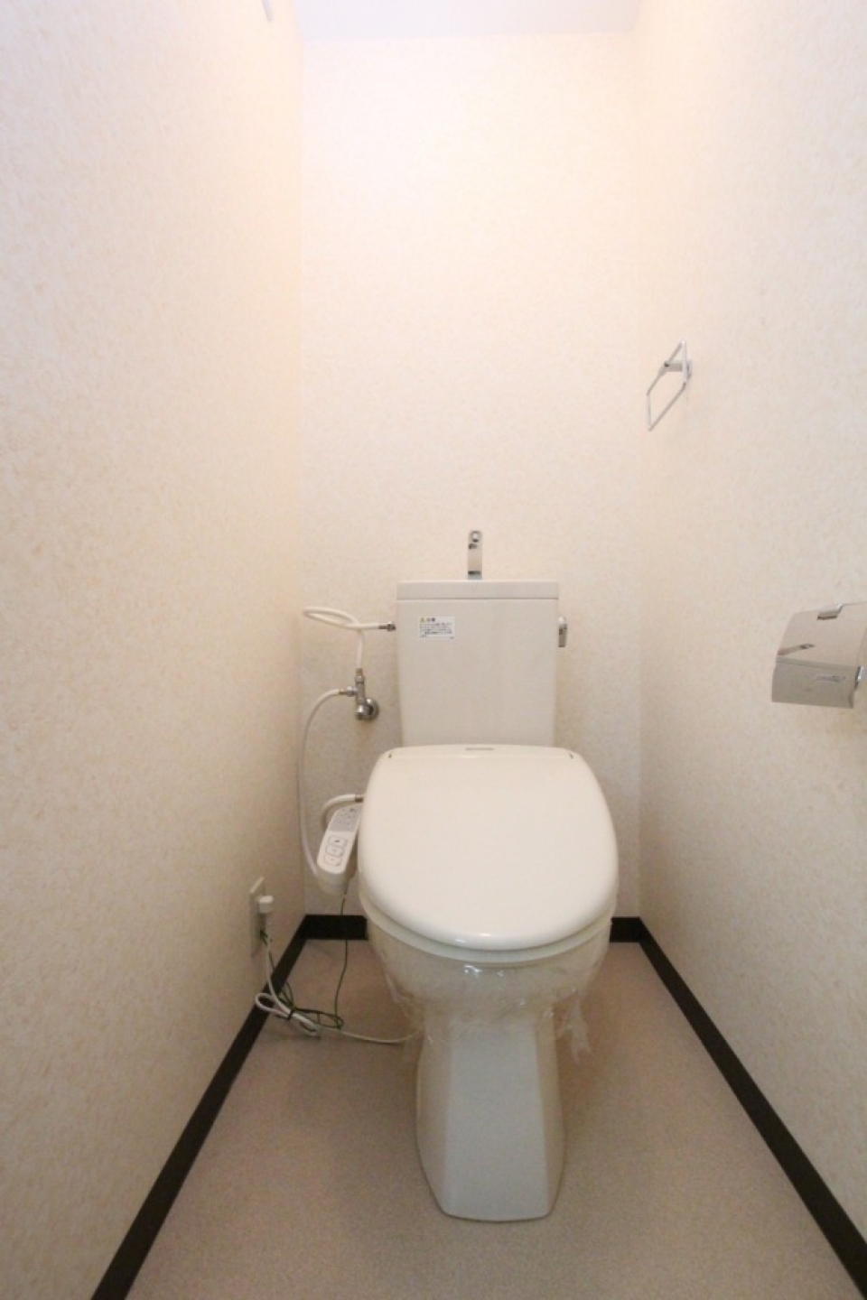 トイレはシャワートイレ付き。