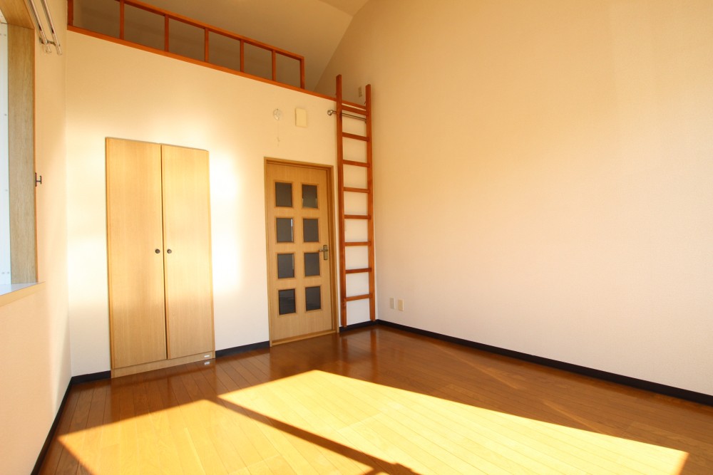 6.5帖の洋室だが、でっぱりの無い長方形で使いやすい間取り。