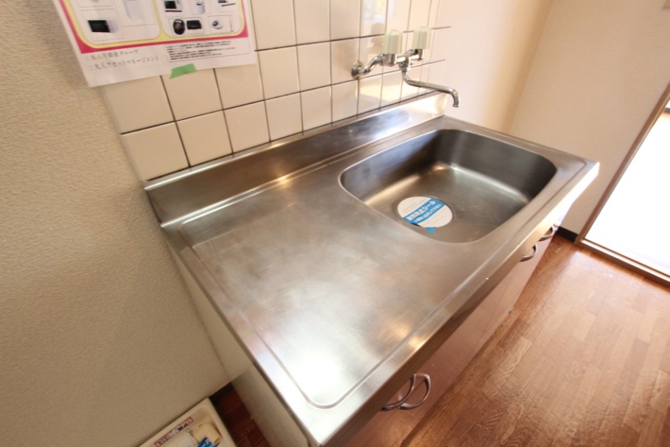 キッチンは小さい。ガスもない。カセットコンロでどうぞ。