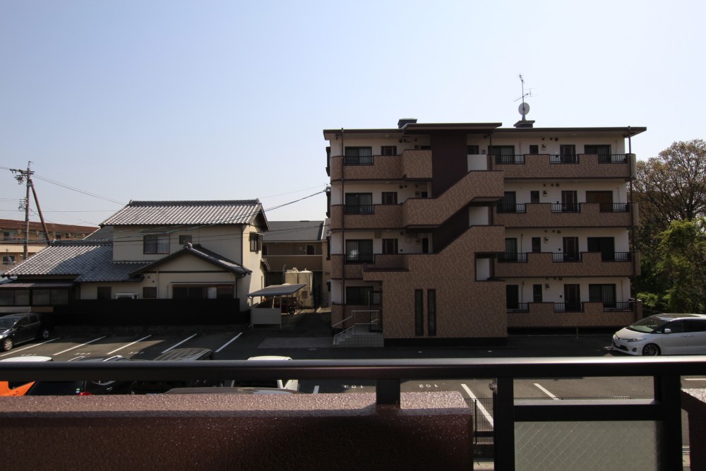 前の建物との間隔もしっかり確保され日当たり良好。