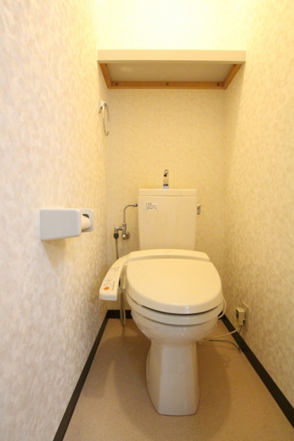 トイレはシャワートイレ付き。