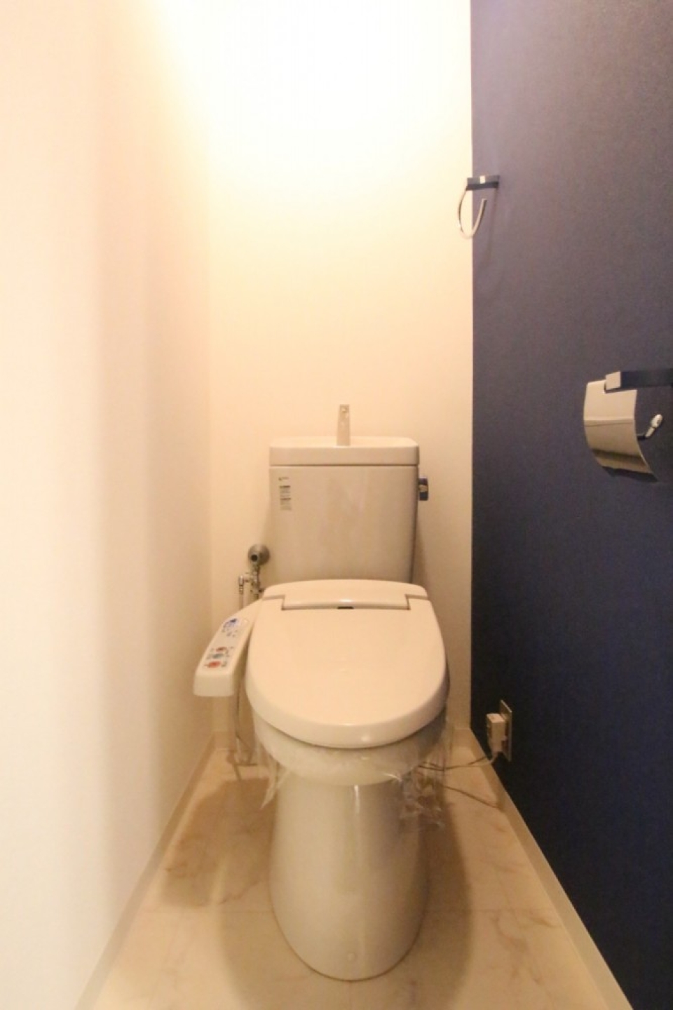 トイレはシャワートイレ付き。