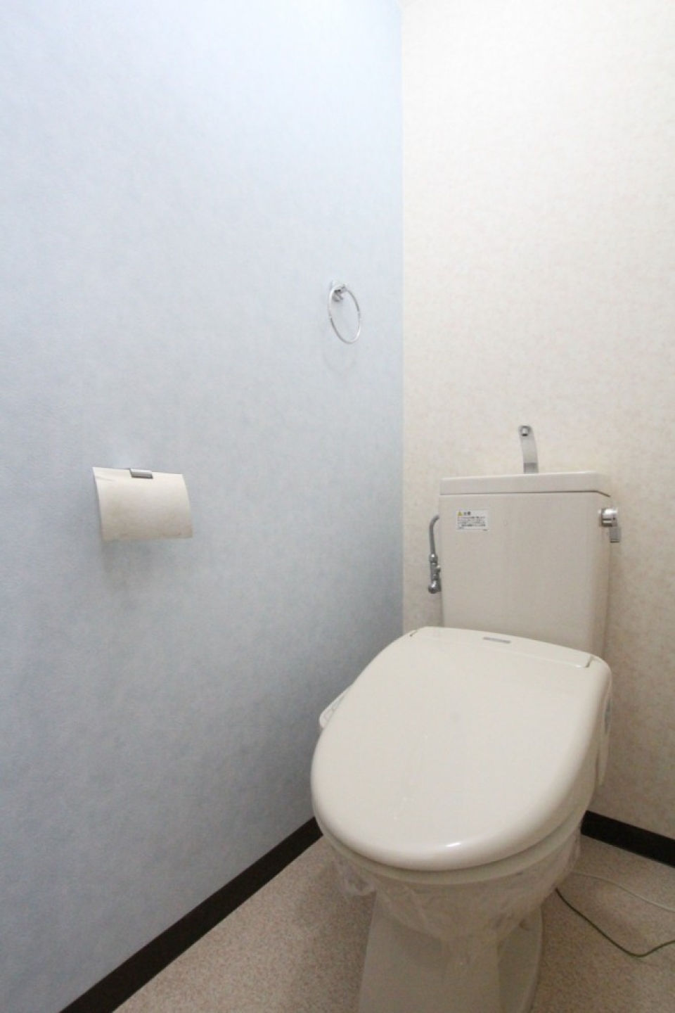 トイレはシャワートイレ付き。