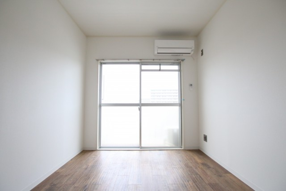 6帖の洋室こちらにもバルコニー付いてます。