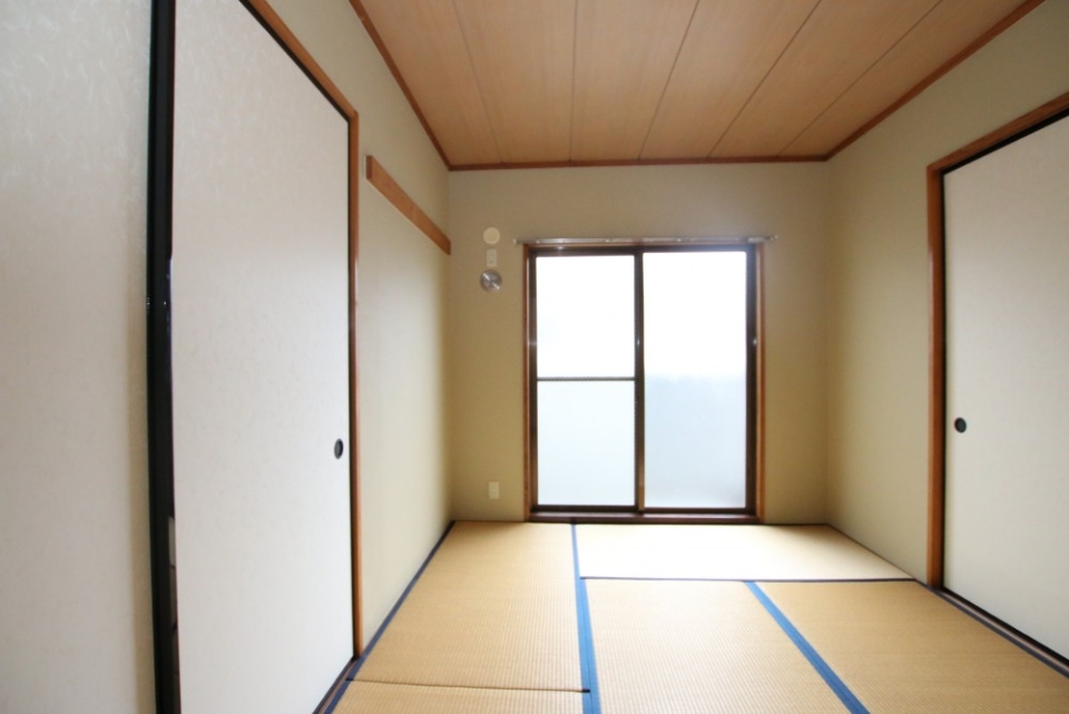 和室の様子。掃出し窓からバルコニーへ。