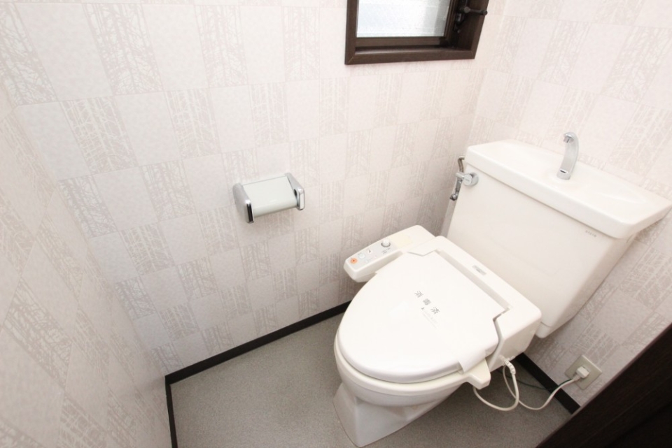トイレはシャワートイレ。