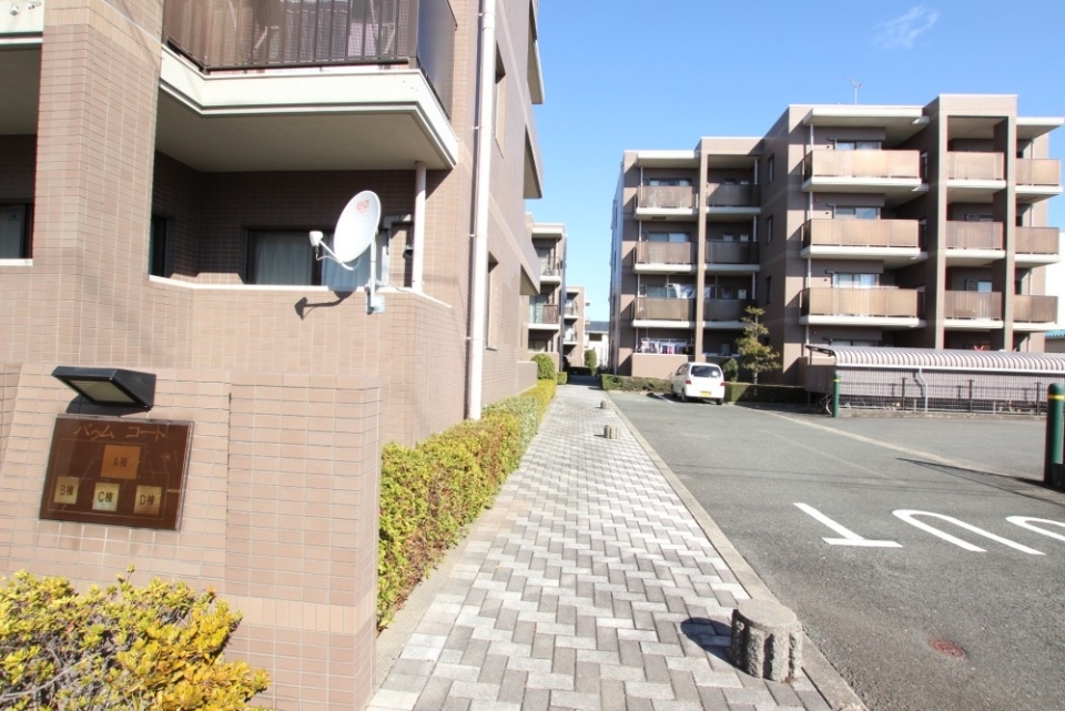 建物の外観もモダンな建築物。