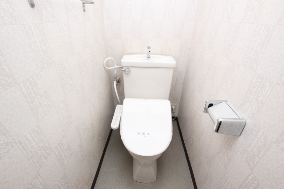 トイレはシャワートイレ。