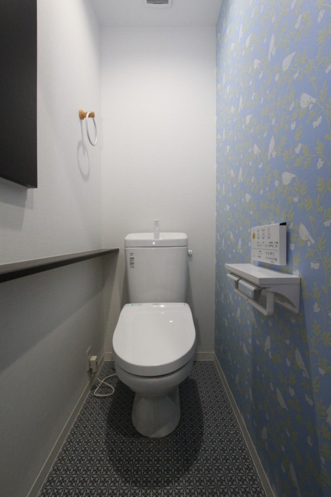 トイレの蓋は自動で開きますよ。