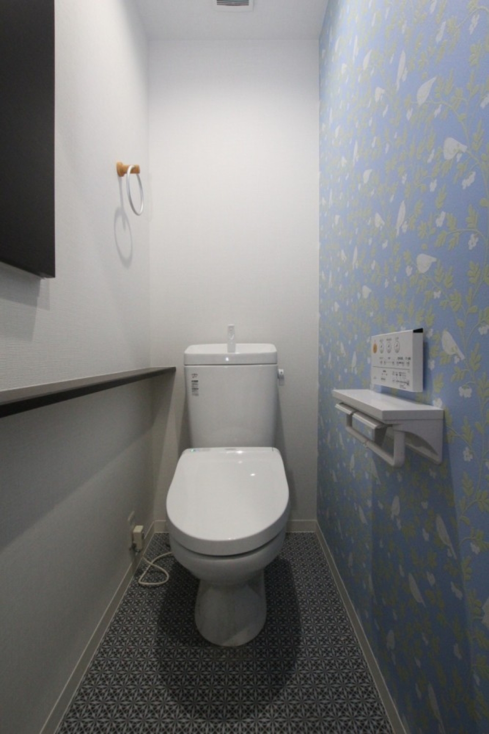 トイレの蓋は自動で開きますよ。