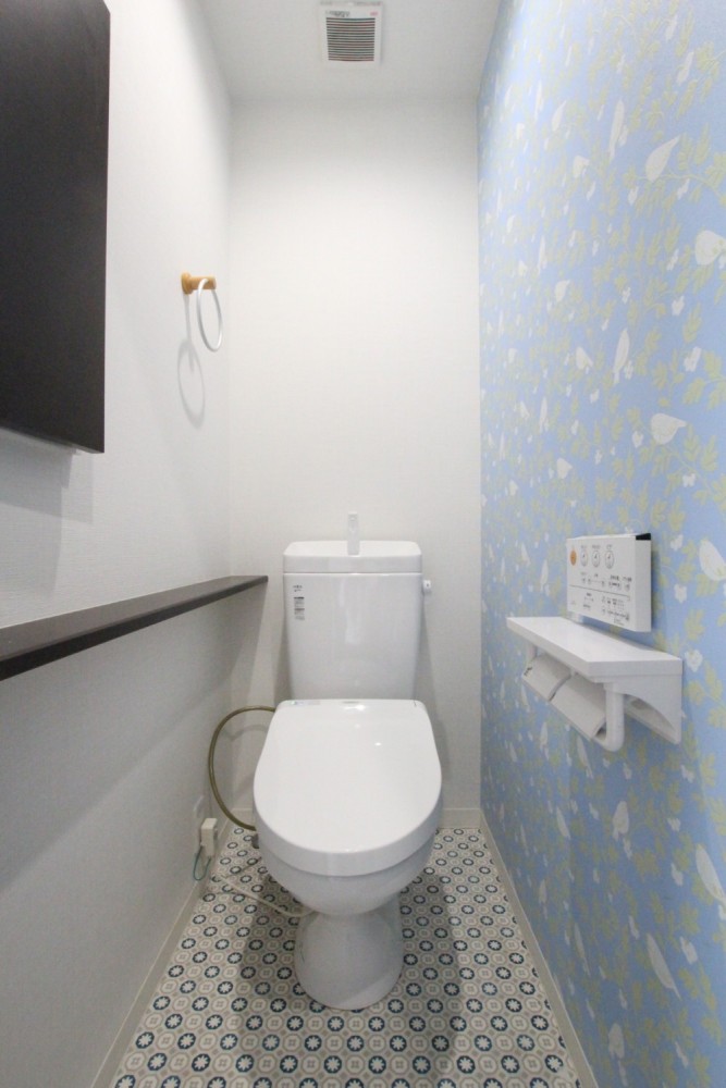 トイレは最新式のシャワートイレ。ドアを開けたら自動でふたが開く。