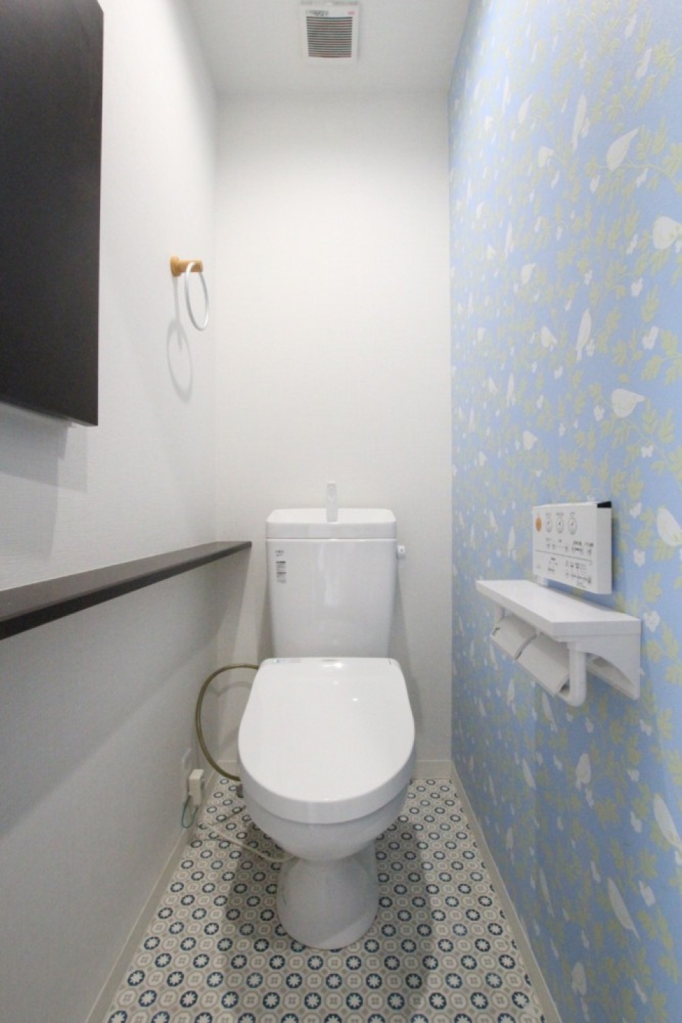 トイレは最新式のシャワートイレ。ドアを開けたら自動でふたが開く。