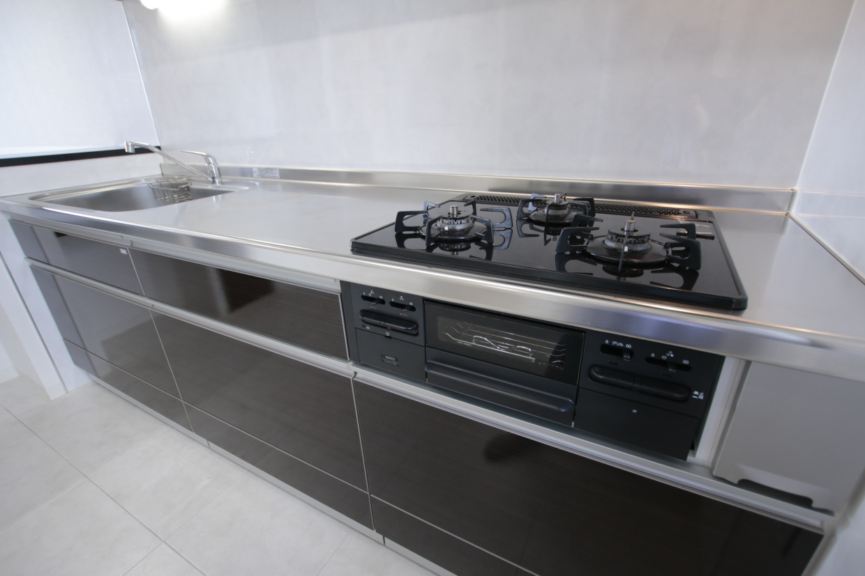 幅240㎝の大型システムキッチン+大型カウンターで作業も楽々