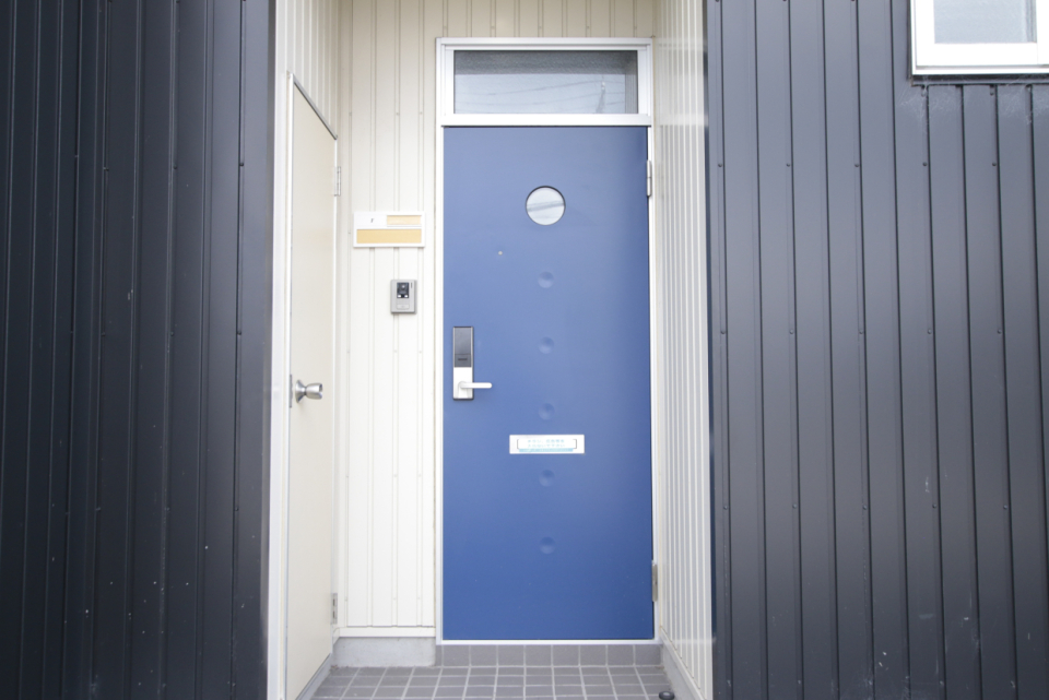 玄関横に倉庫があります！アウトドアギアなどの収納に便利