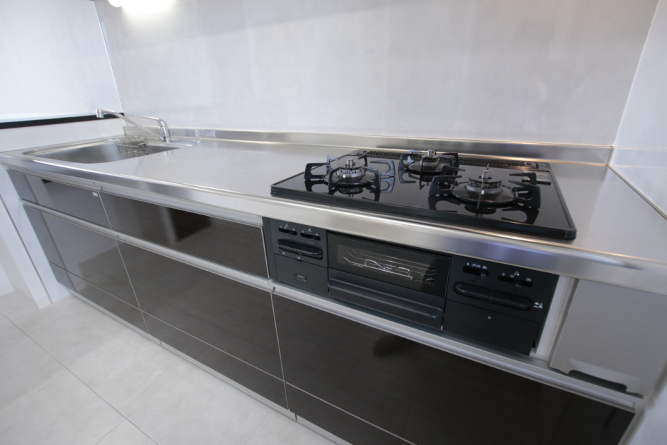 幅240㎝の大型システムキッチン+大型カウンターで作業も楽々