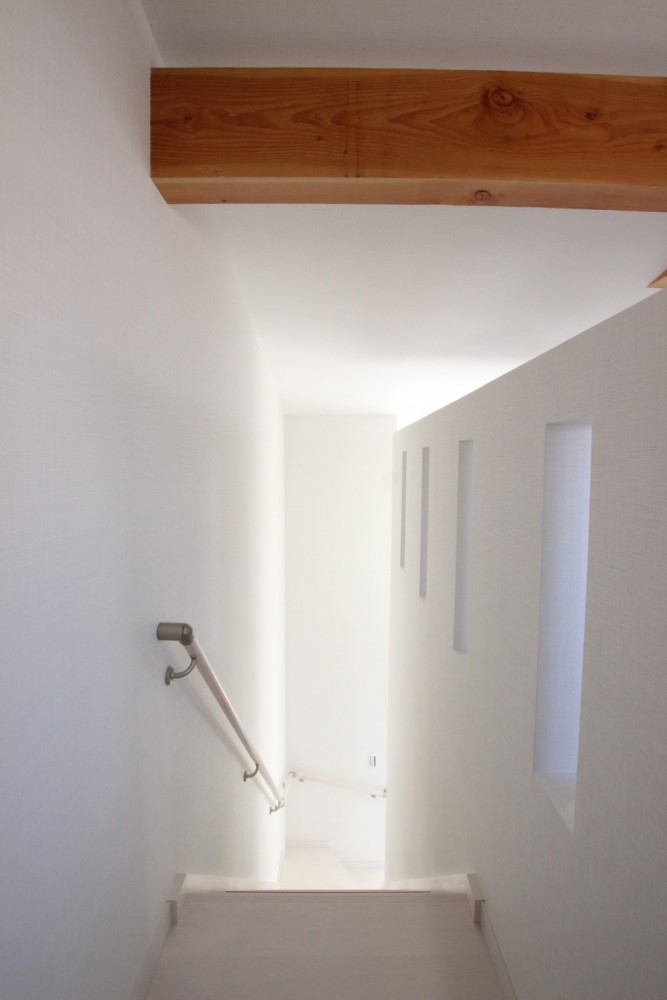 屋根裏部屋の階段を下りて２階へ。
