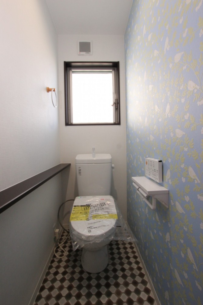 トイレは最新式のシャワートイレ。