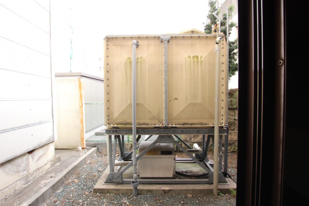 テラス中央に鎮座する受水槽。たまに点検に来る。