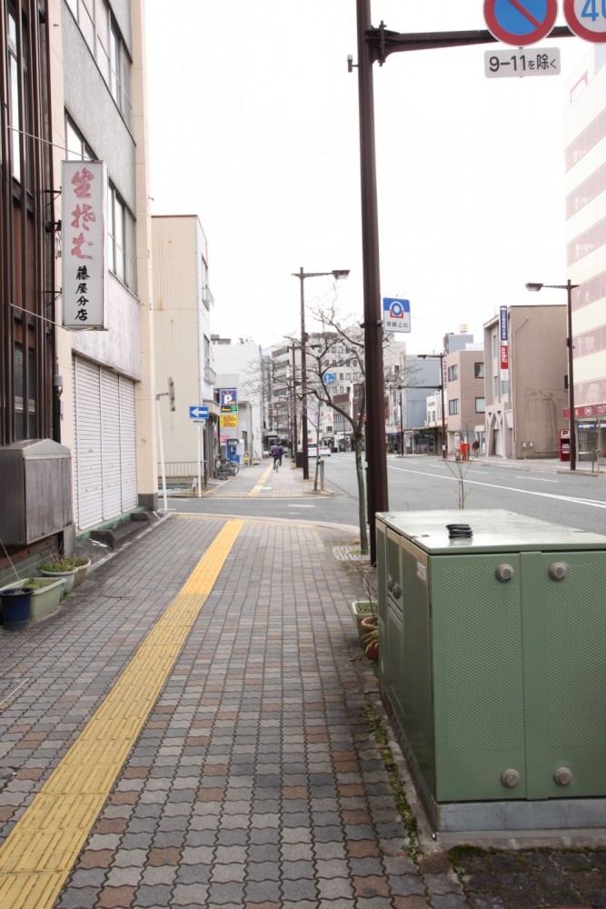 この道を歩けばすぐに街中。