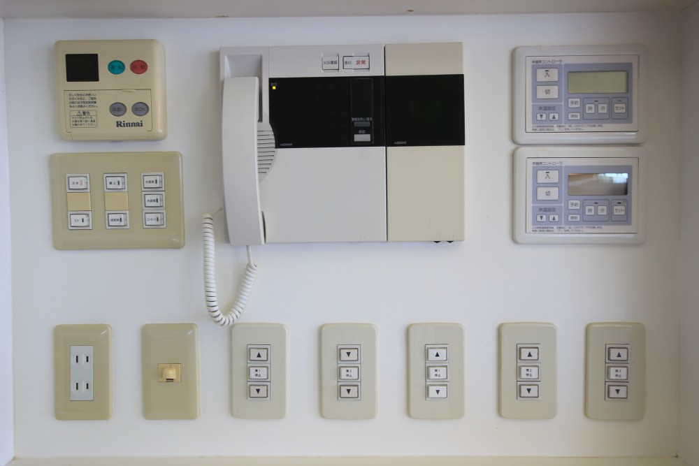 電気スイッチ類が1か所に集まっています◎