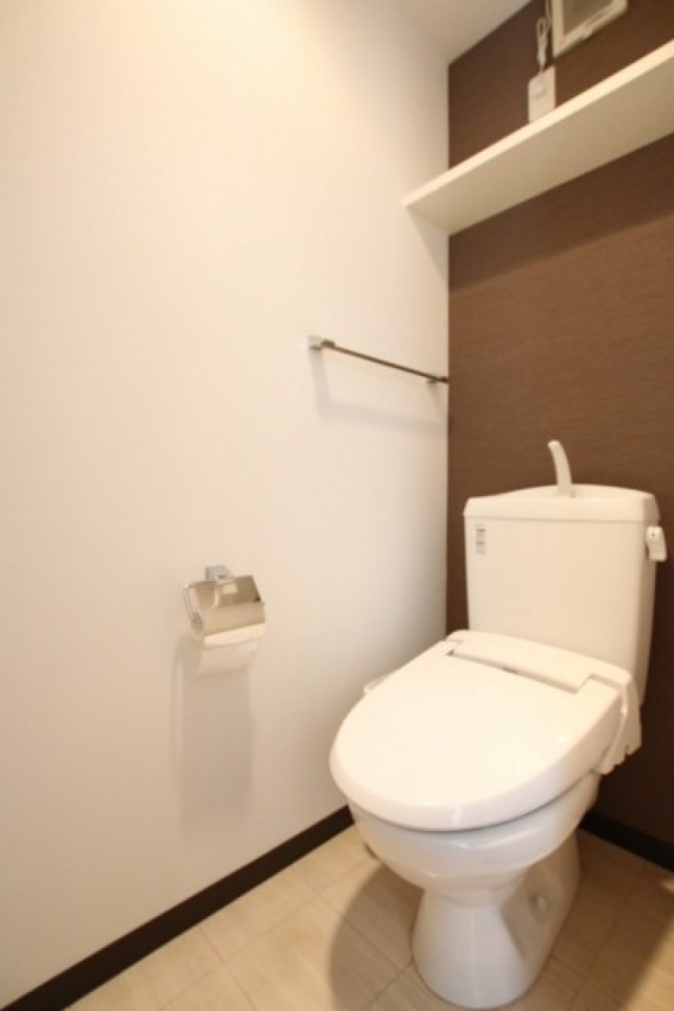 トイレは玄関の横にあります。もちろんシャワートイレ。
