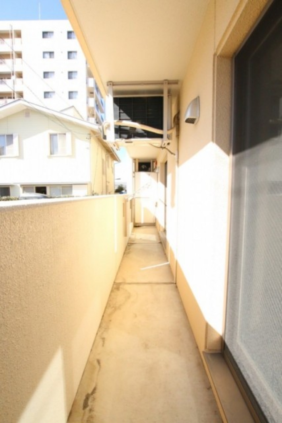 2つの部屋にまたがったバルコニーは１LDKの割に大きいです。