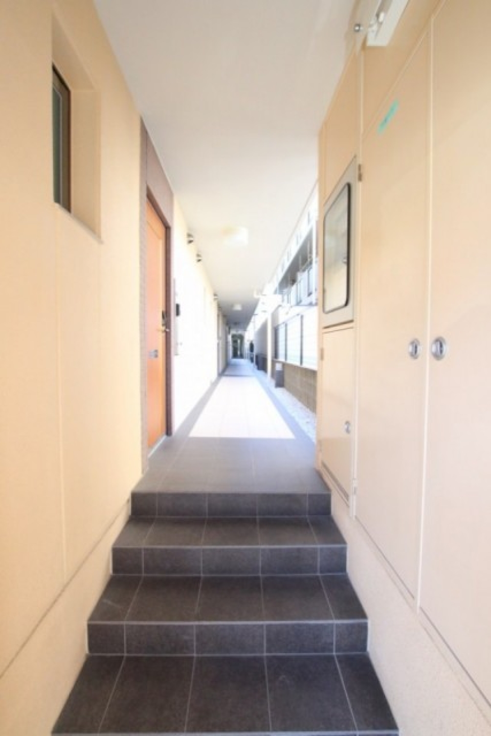 手前が今回ご紹介のお部屋。奥がエントランスですが写真の手前にも出入口があります。