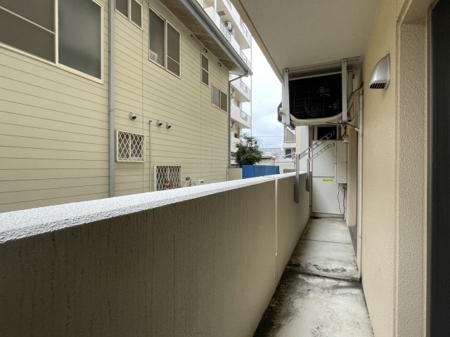 バルコニーは広いけど、、目の前に建物が。