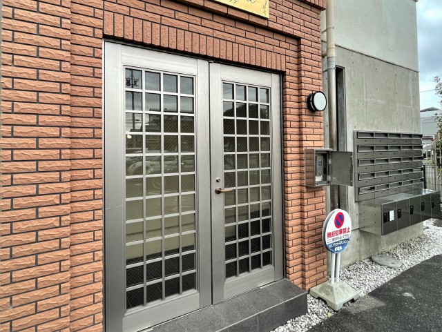 重厚なエントランス。宅配ボックスもあります！
